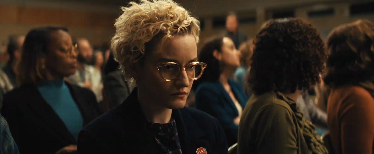 Julia Garner, tráiler de armas