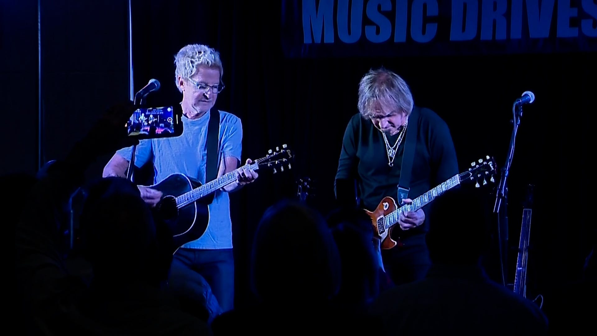 2 members of REO Speedwagon perform to benefit Mass. nonprofit