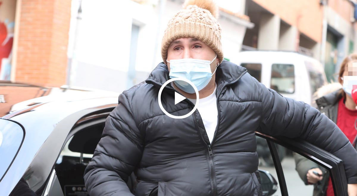 kiko rivera contesta vestido de rey melchor a las preguntas de la prensa ¿ha felicitado ya a su ex jessica bueno por su futura maternidad la respuesta en el vídeo