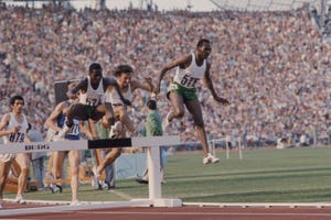 el atleta keniano kip keino durante la final de 3000m obstáculos de munich 1972