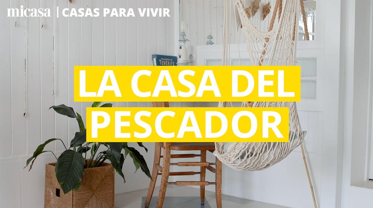 habitación con escritorio y hamaca de inspiración marina