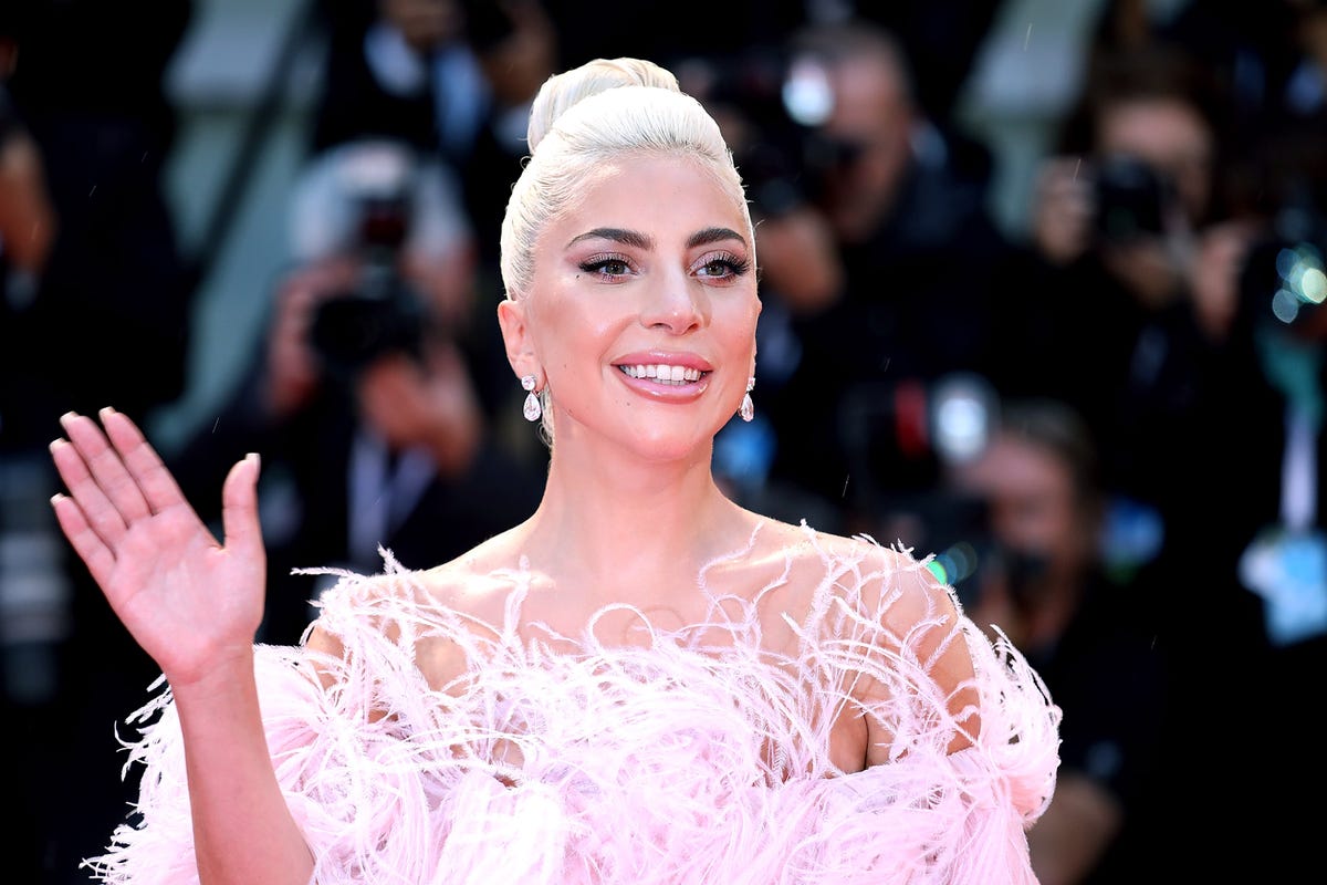 lady gaga en la alfombra roja de 'a star is born'