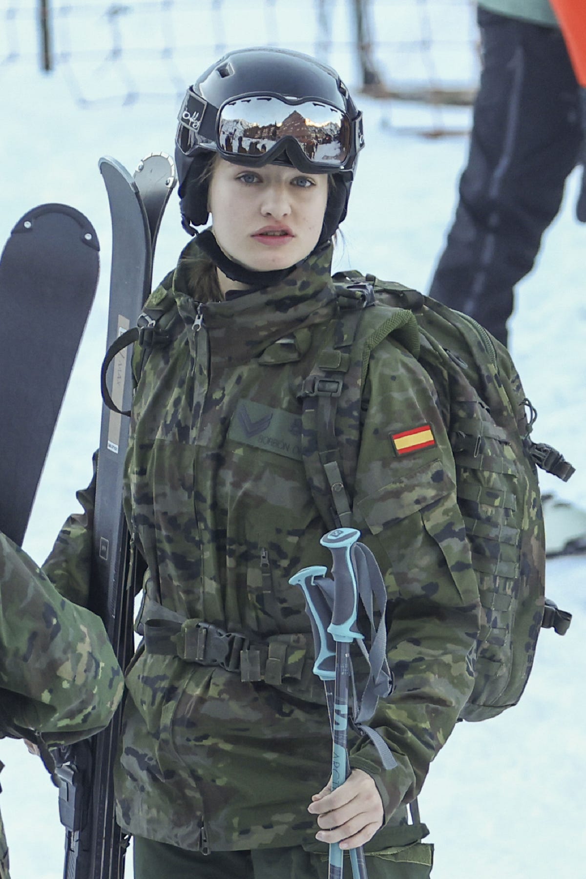 la princesa leonor en su entrenamiento invernal con sus companeros de la academia militar