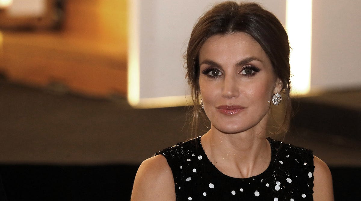 un año más los reyes presidieron los premios mariano de cavia doña letizia optó por un vestido de carolina herrera que estrenó en noviembre de 2017