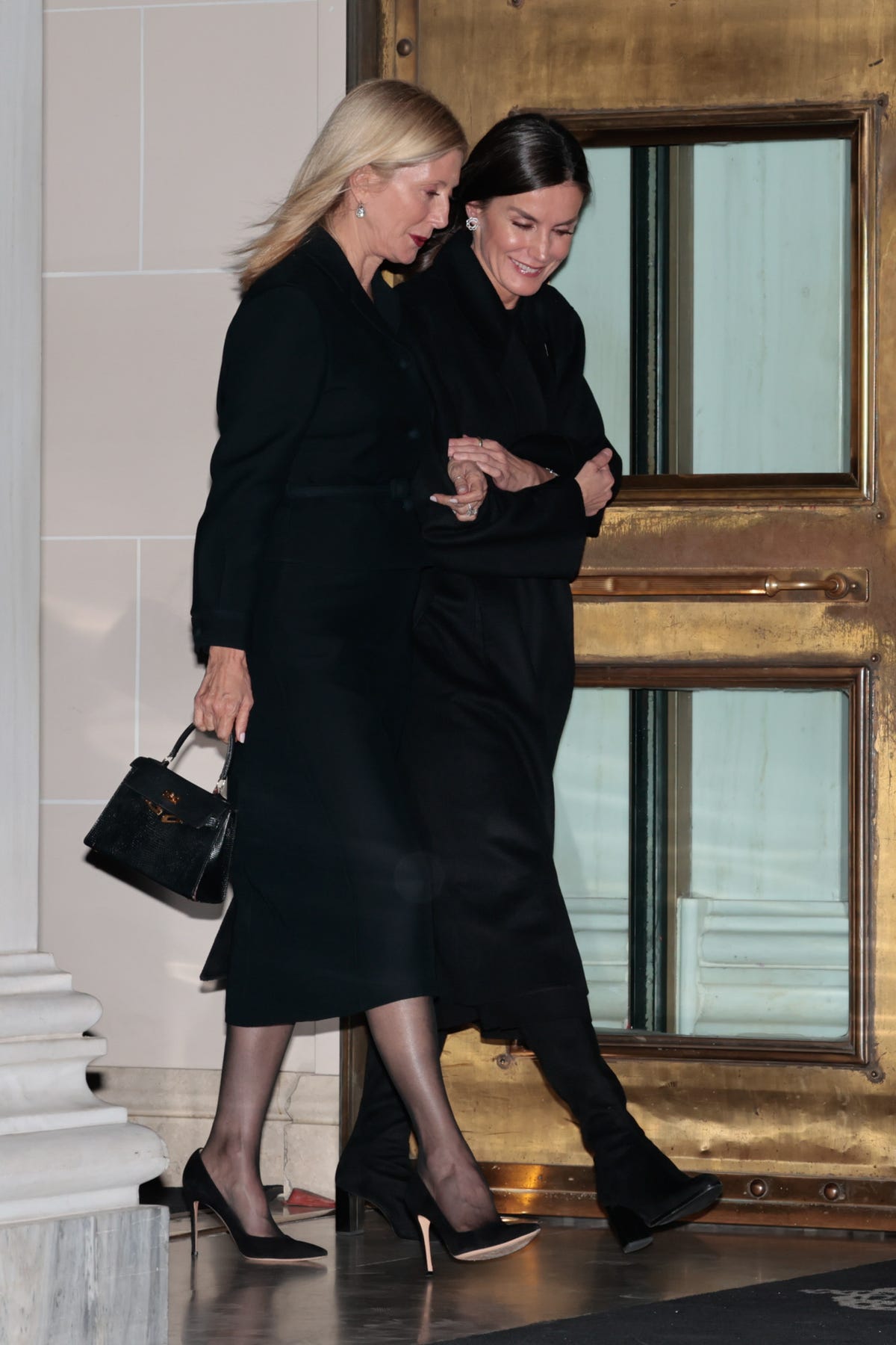 la reina letizia y marie chantal de grecia salen cogidas del brazo y muy sonrientes de la cena por el funeral de constantino de grecia
