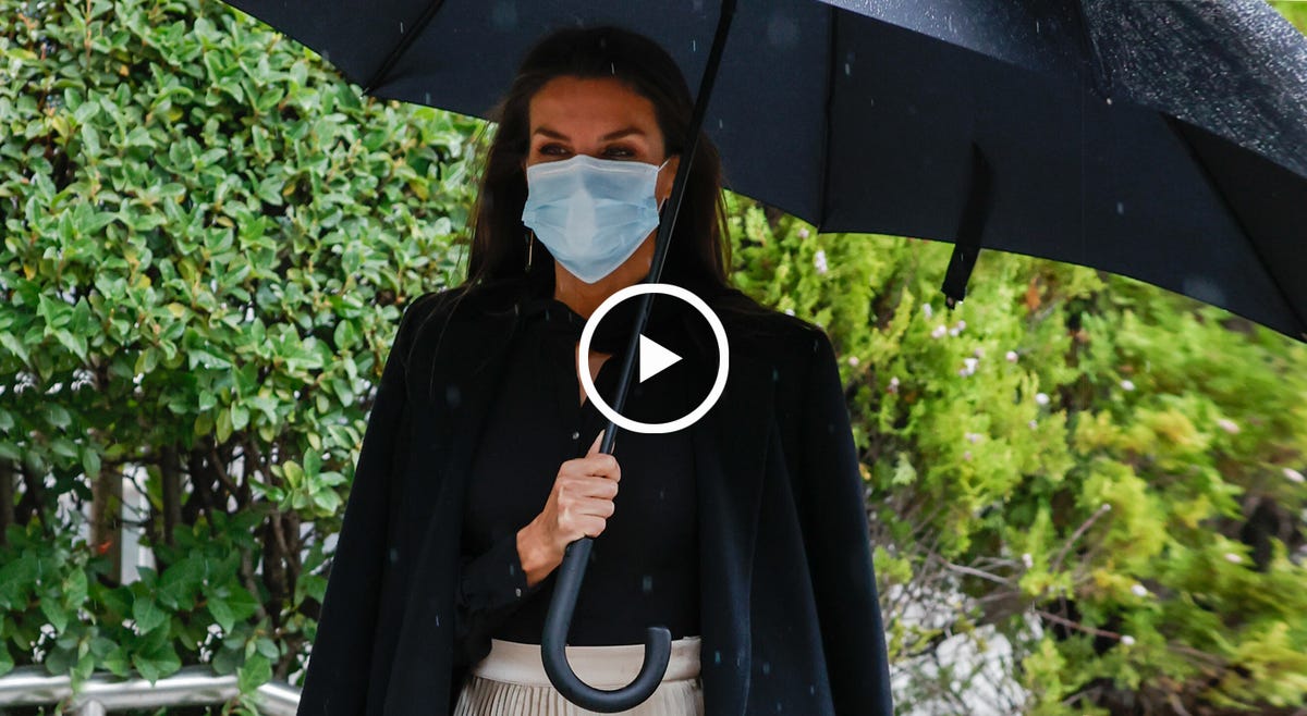 letizia triunfa con esta falda plisada de massimo dutti en la entrega de los premios nacionales de la industria de la moda