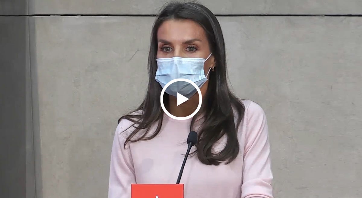 la reina letizia, con un look de prendas recicladas de su armario, preside una entrega de premios de banco santander