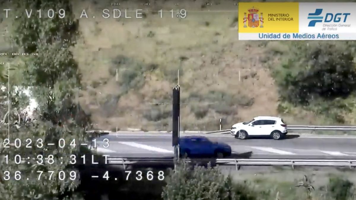 preview for La maniobra de un conductor captada por un helicóptero Pegasus en Málaga que indigna a la DGT