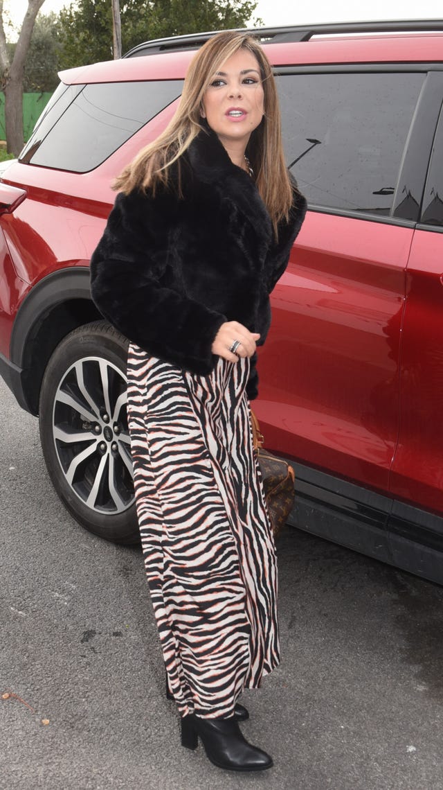 la mujer de jesulin con abrigo negro y falda de print animal