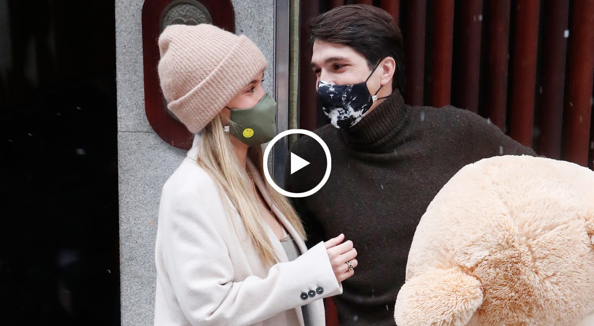 maria pombo y pablo castellano sostienen un osito de peluche gigante durante la primera tarde que salen sin su bebe martin