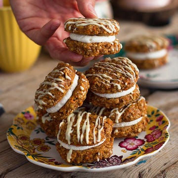 galletas de tarta de zanahoria en un plato