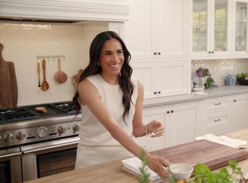 la mujer de harry sonrie en una cocina