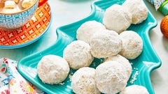 https://hips.hearstapps.com/vidthumb/images/mexican-wedding-cookies-recipe-1-1666974168-6572037797b3e.jpeg?crop=1.00xw%3A0.564xh%3B0%2C0.204xh&resize=240%3A*