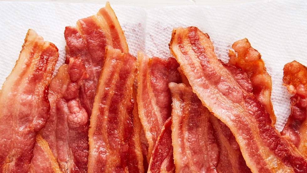 https://hips.hearstapps.com/vidthumb/images/microwave-bacon-square-1583428798.png?crop=1.00xw:0.563xh;0,0.319xh