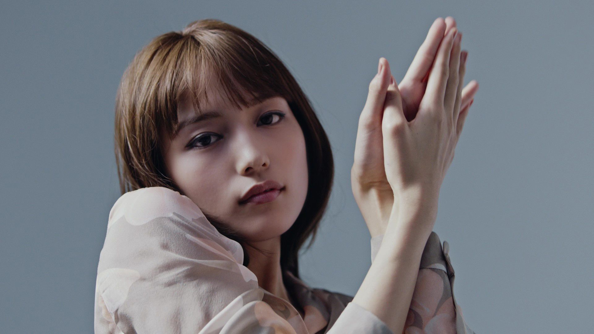 美品 エンポリオアルマーニ パンツスーツ ストライプ コサージュ パープル 川口春奈、「エンポリオ アルマーニ」2021春夏キャンペーンで