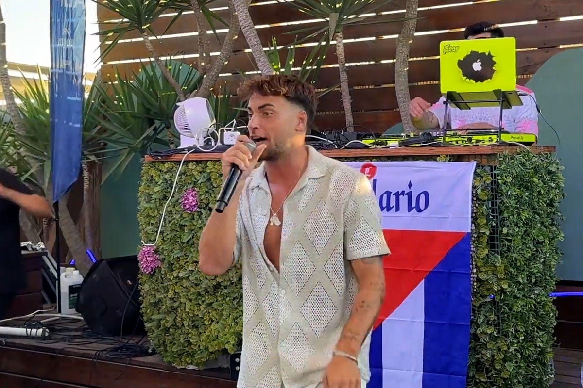 preview for Primeras palabras de Montoya tras su concierto en Conil: "El cariño de la gente es lo que motiva"