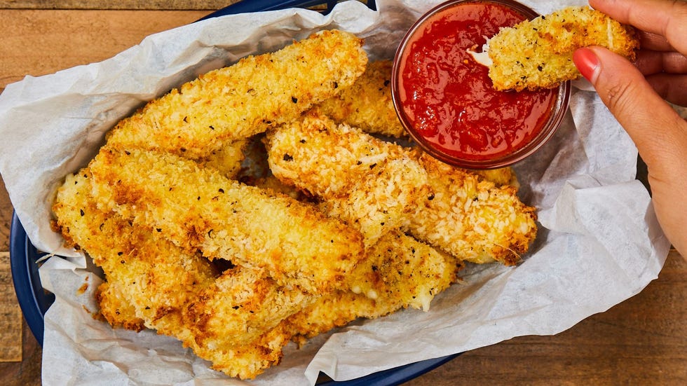 mozzarella sticks dipped in marinara