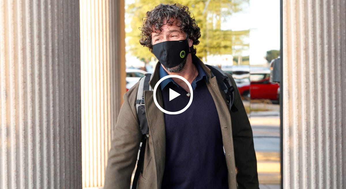 nacho palau a su llegada a los juzgados de pozuelo de alarcón, en madrid, el 19 de octubre de 2020, por el juicio con miguel bosé por la filiación de sus cuatro hijos