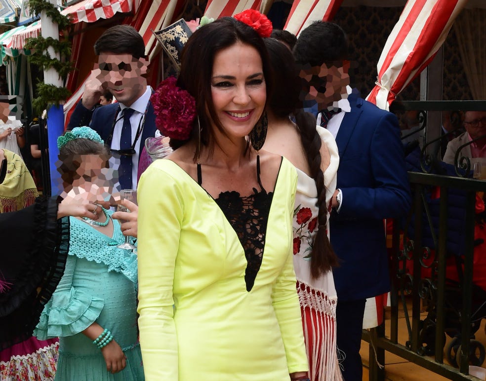 la ex de antonio david flores, vestida de flamenca, disfruta de sevilla