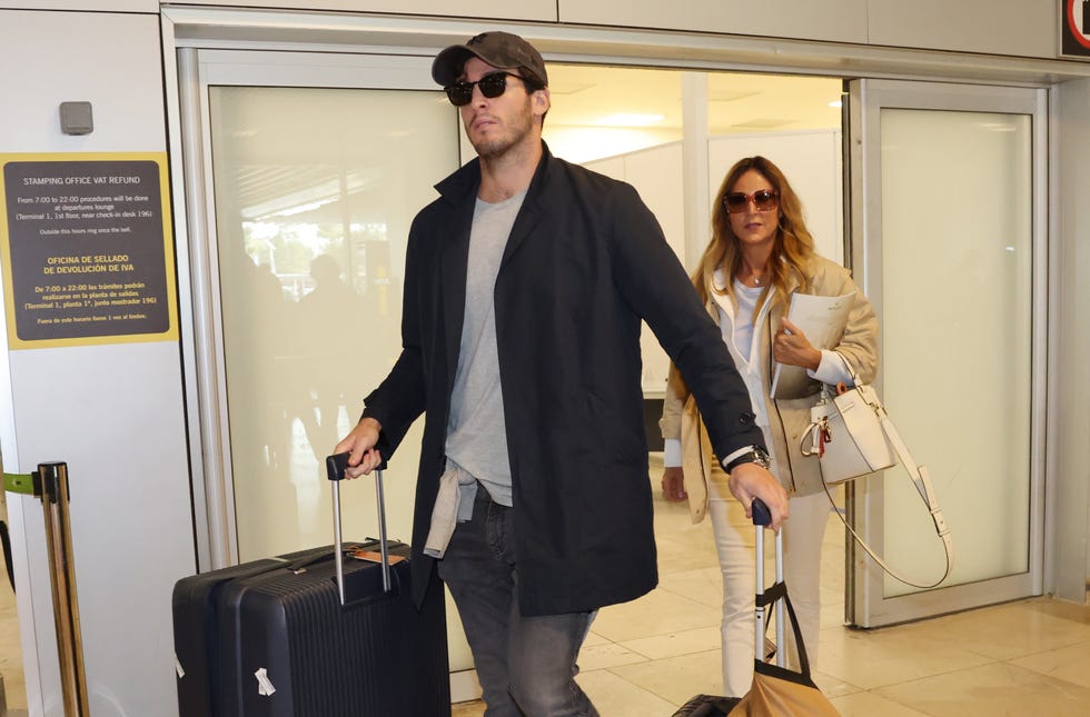 íñigo onieva y su madre, carolina molas, regresan a madrid tras su viaje a turquía