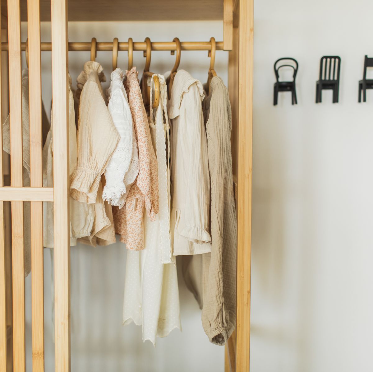 mDesign – Organizador de ropa para armarios con 6 estantes