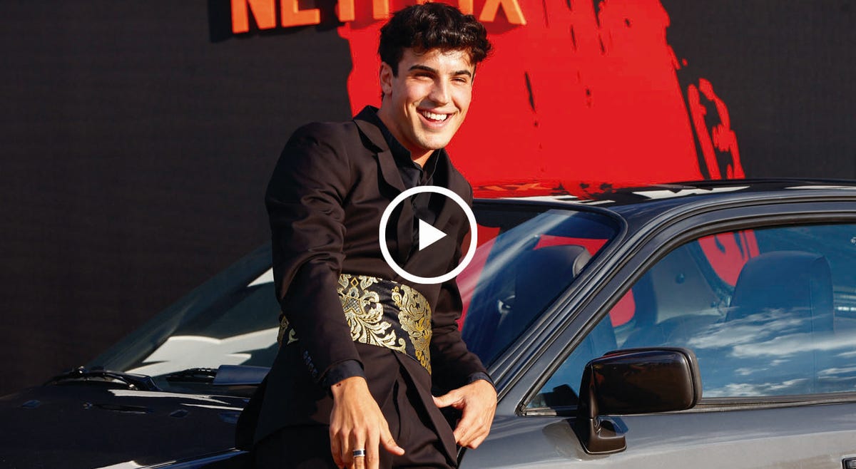 el actor oscar casas posa sonriente en el estreno de la película de netflix xtremo nos cuenta qué le parece a su novia begoña