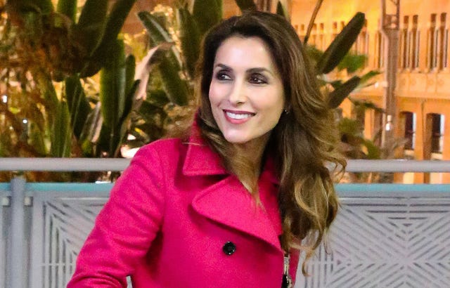paloma cuevas, en una imagen de archivo con un abrigo de color rojo, aumenta la familia con un perro