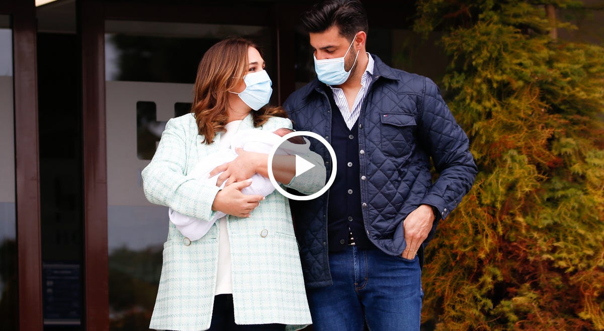 paula echevarría, muy emocionada, abandona el hospital con su hijo miki en brazos