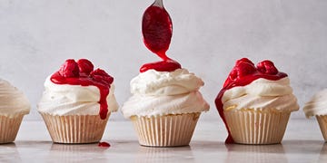 pavlova cupcakes with raspberry sauce