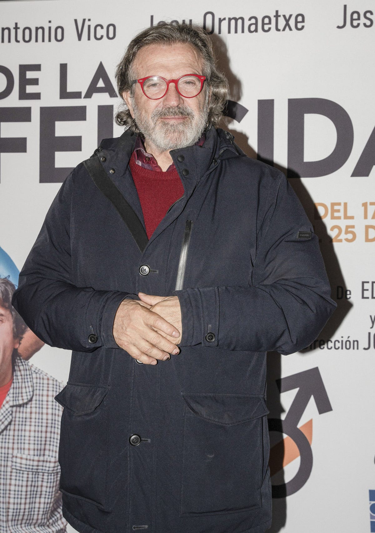 el presentador con abrigo azul y gafas rojas