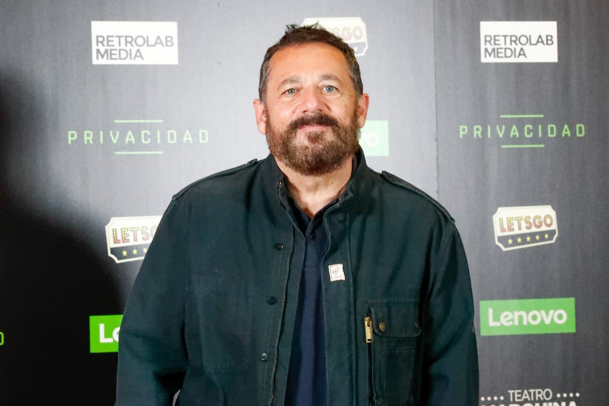 el actor, con barba, posa en un photocall