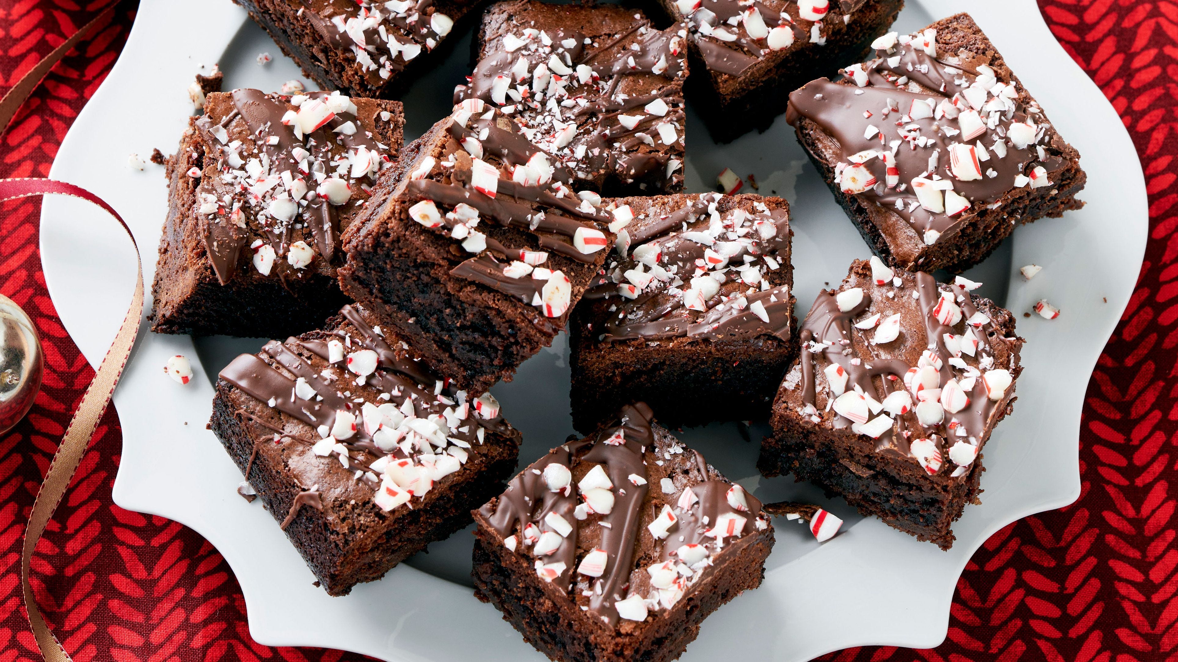 https://hips.hearstapps.com/vidthumb/images/peppermint-brownies-recipe-2-1665082883-65202189115d6.jpeg?crop=1.00xw:1.00xh;0,0