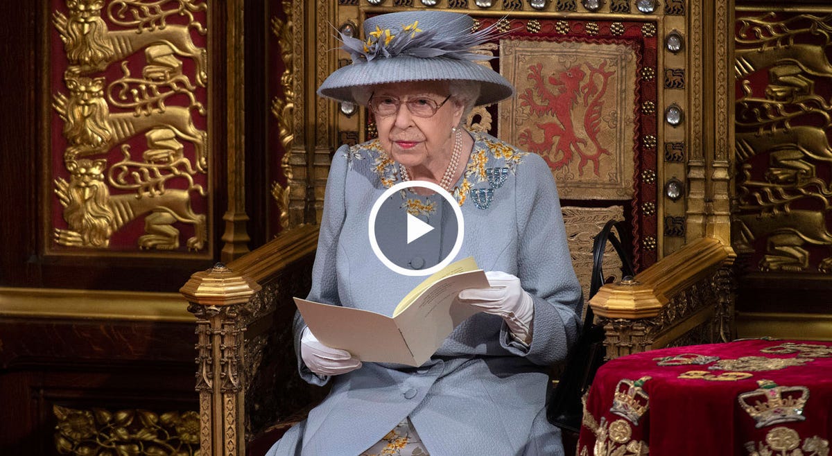 la reina isabel de inglaterra en su primer acto público tras el fallecimiento de su marido