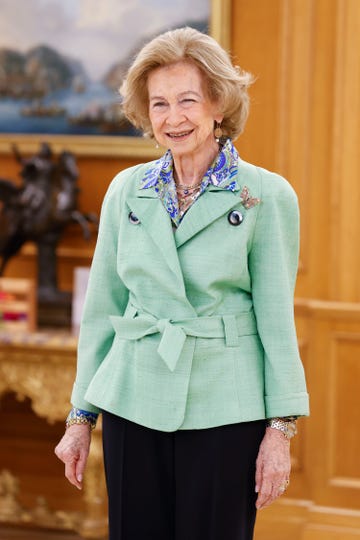 la reina sofia con una blazer verde y camisa estampada