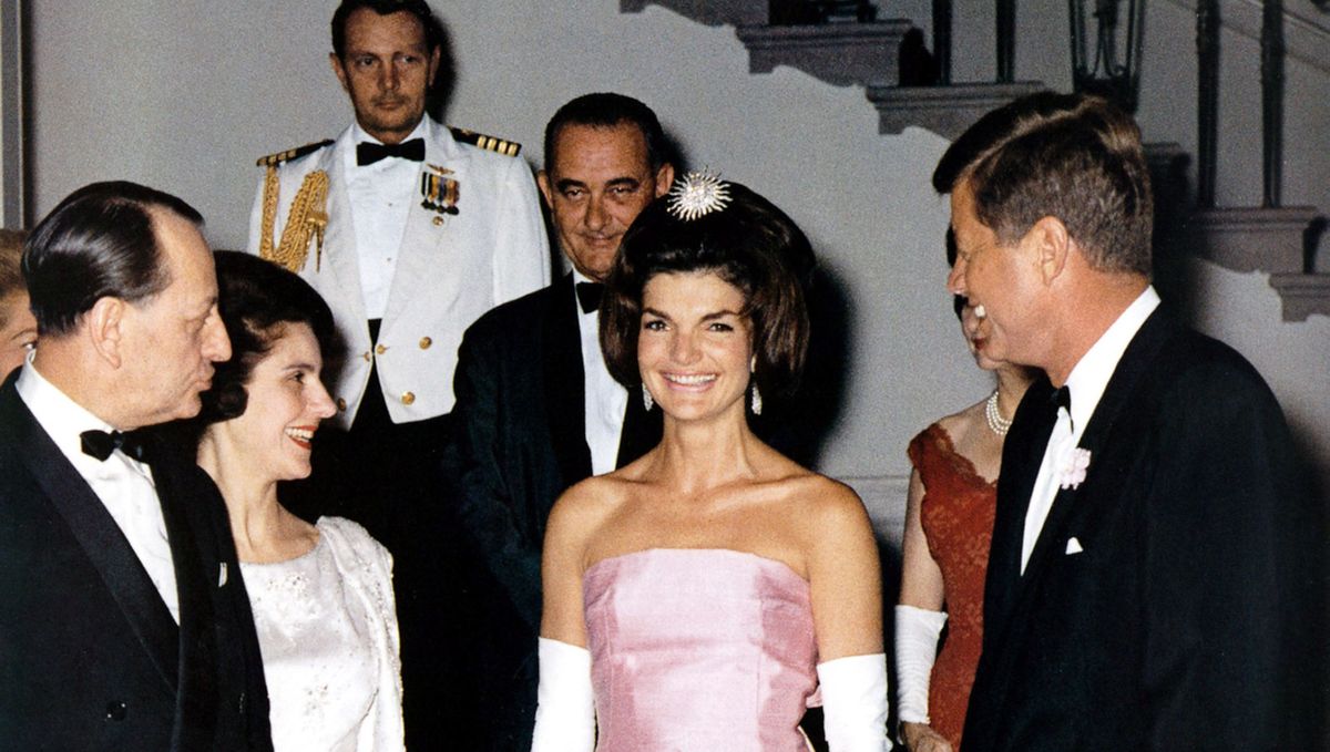 preview for WIKIBazaar: la biografia, i look più belli e le curiosità sulla vita di Jackie Kennedy