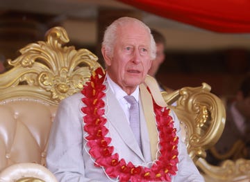 el monarca britanico en su despedida oficial de samoa
