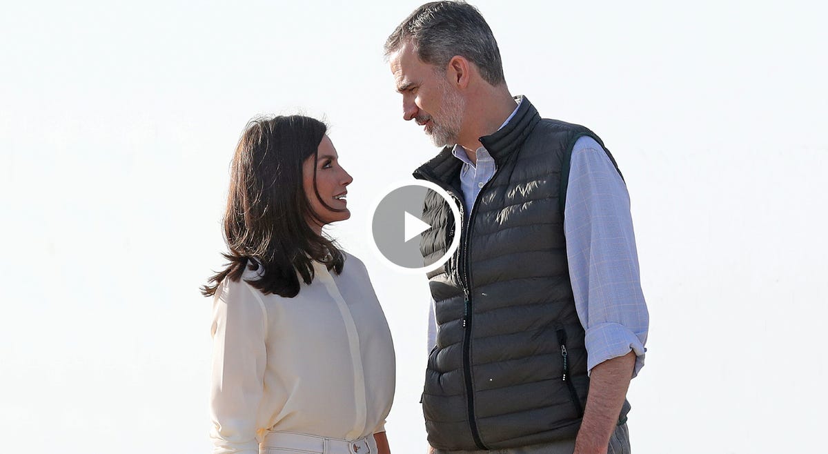 reyes de españa se miran de perfil a los ojos ilustra un video sobre sus 16 años casados