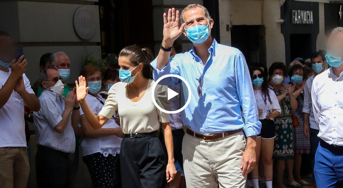 la reina repite look 'beauty' en su visita a aragón letizia ha hecho de la coleta su 'uniforme' de belleza en el tour con el que recorre españa junto a felipe vi