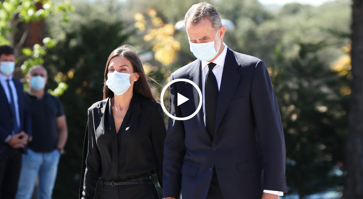 los reyes de españa, felipe de borbón y letizia ortiz durante el entierro de jaime carvajal hoyos en madrid