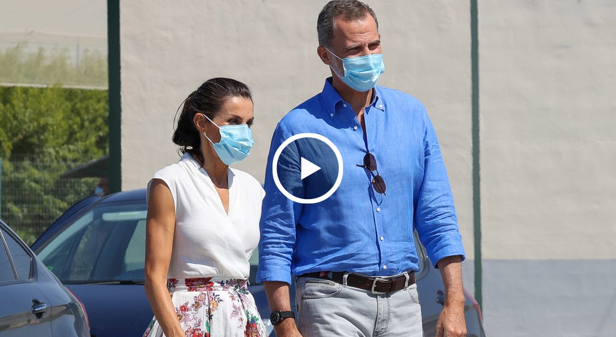 letizia, vestida con blusa blanca y falda de flores, visita una cooperativa en cieza, murcia