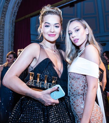 rita ora y ester expósito en los elle style awards