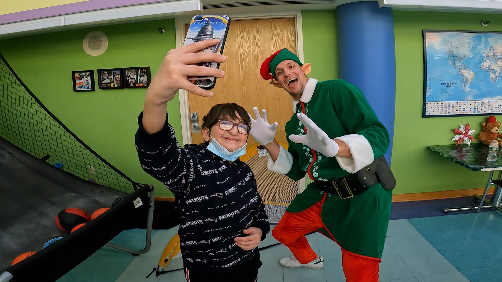 Gronkowski visits Shriners hospital dressed as 'Robbie the Elf'