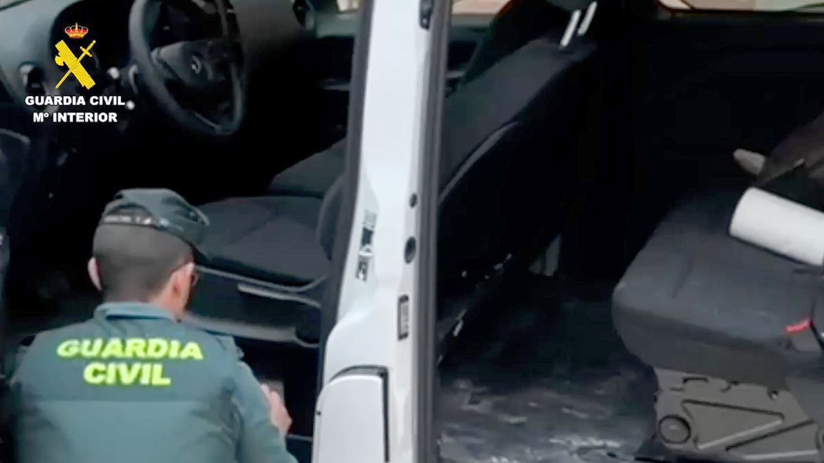 preview for La Guardia Civil detiene a los siete ocupantes de una furgoneta en la A-58 tras registrar un doble fondo