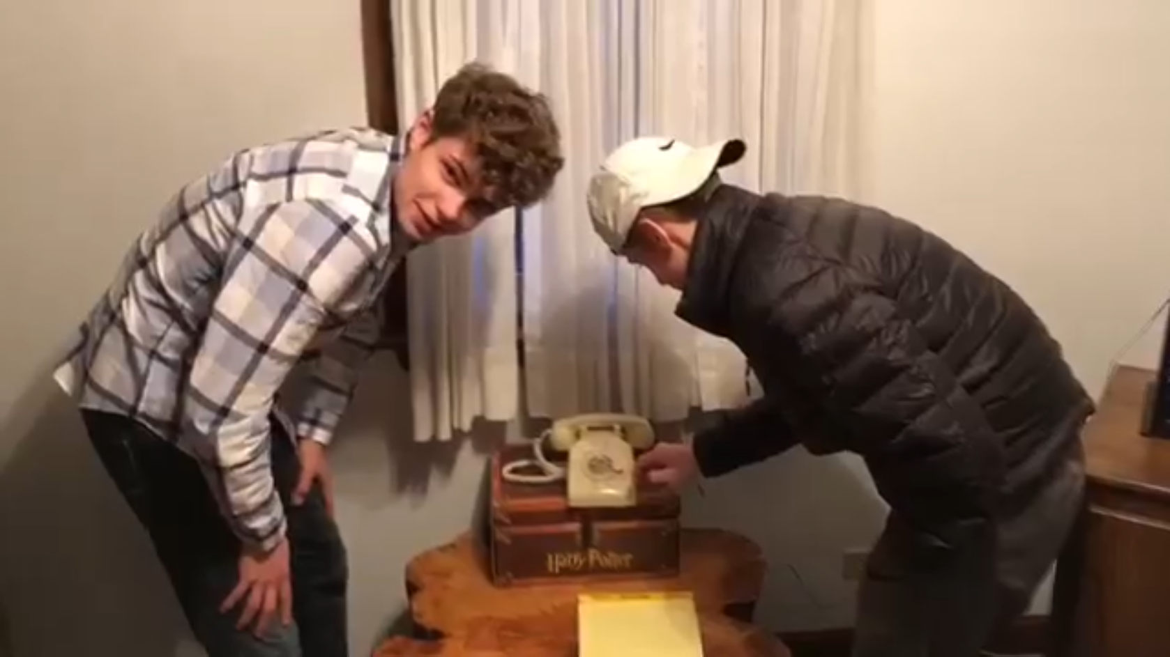 Can teens use a rotary phone? Watch them try. - Upworthy