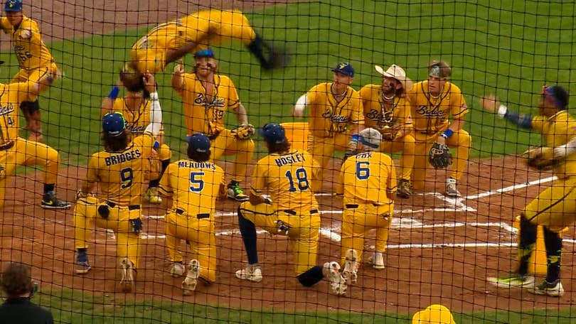 Former MLB pitcher pitches in a Savannah Bananas game with actual