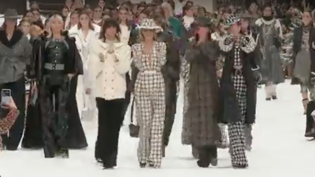 preview for Watch the finale of Lagerfeld's last Chanel show
