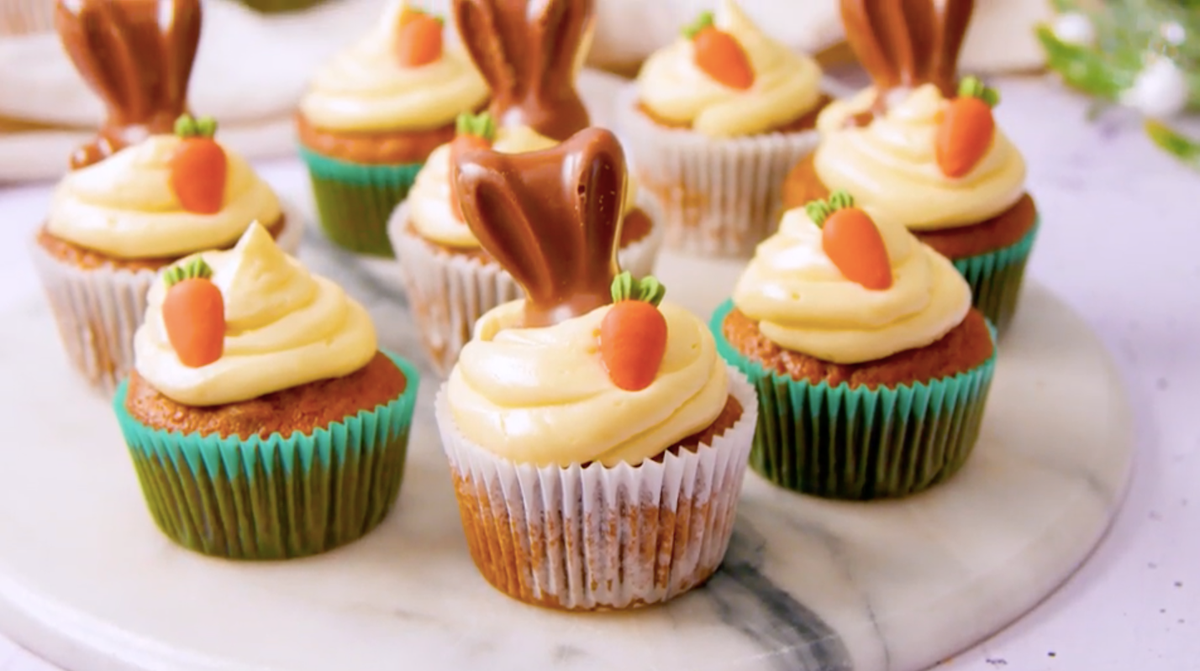 Cupcake, Food, Buttercream, Icing, Baking cup, Dish, Dessert, Cuisine, Cake decorating, Cake, 