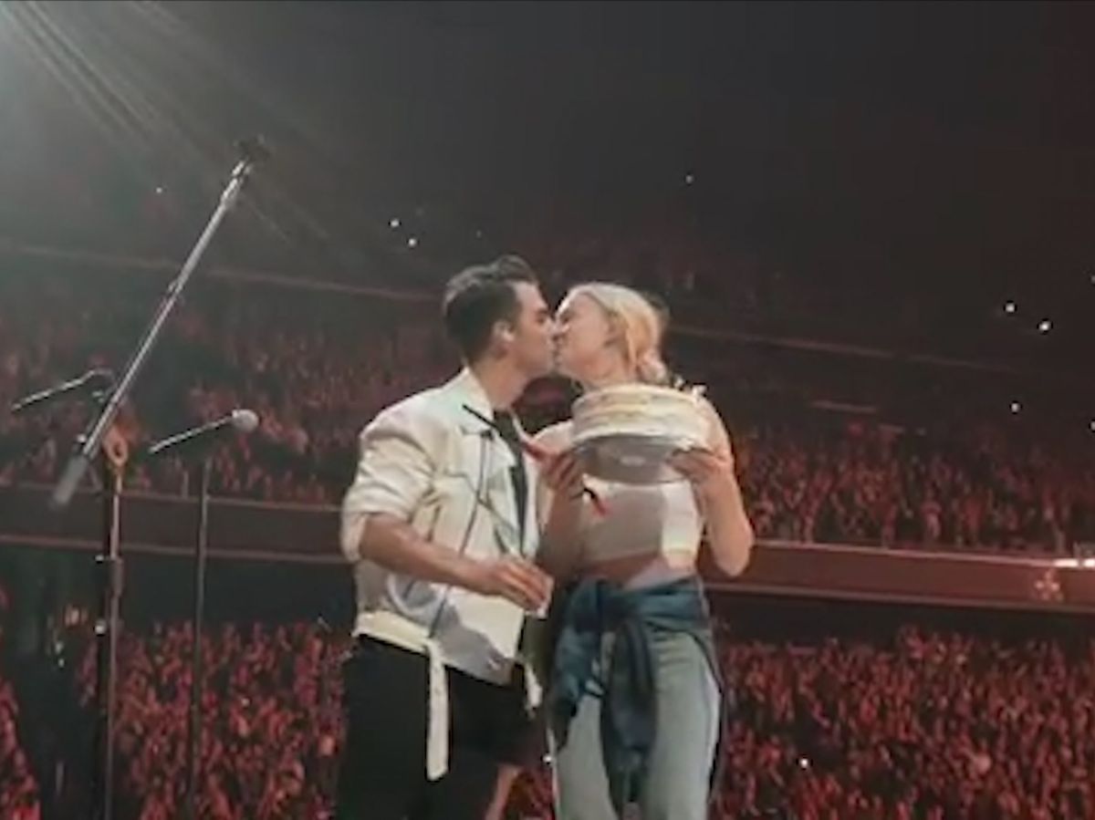 preview for Sophie Turner brings birthday cake on stage for husband Joe Jonas