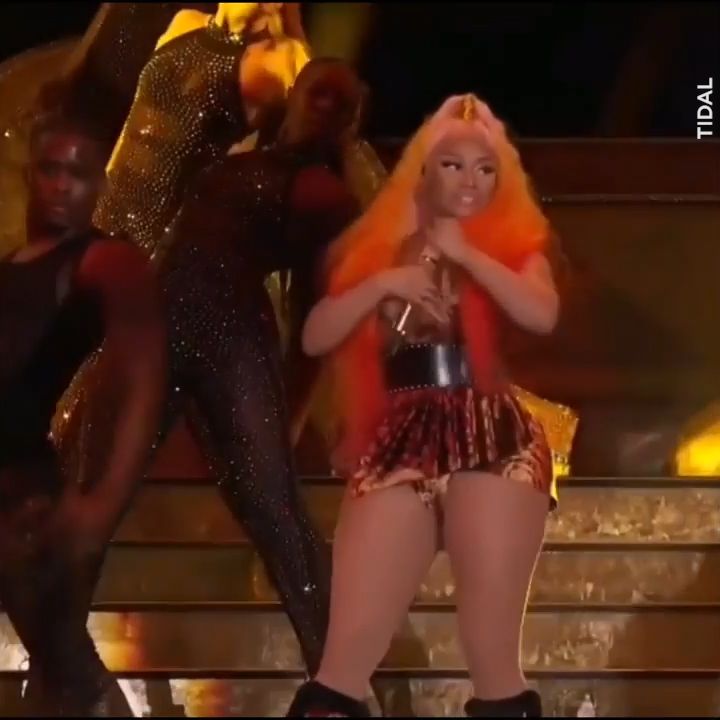 Nicki Minaj's Entire Boob Fell Out at a Concert and She Handled It