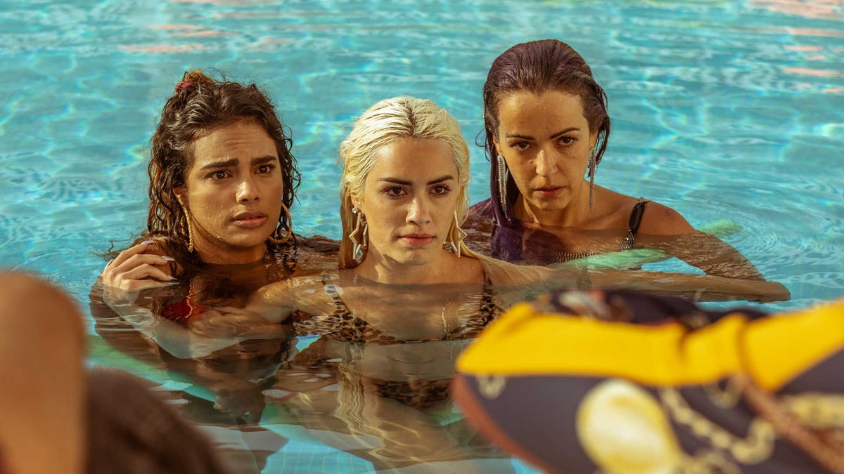sky rojo l to r lali espÓsito as wendy, yany prado as gina, verÓnica sÁnchez as coral in episode 01 of sky rojo cr tamara arranznetflix © 2022